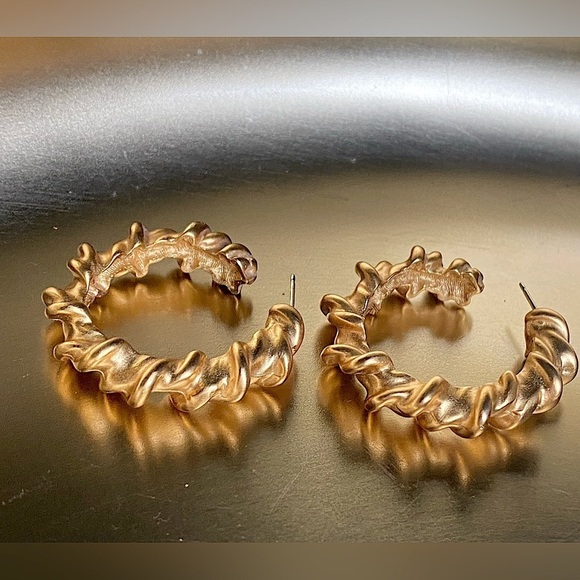 Anne Klein Jewelry - STUNNING vintage Anne Klein gold tone earrings